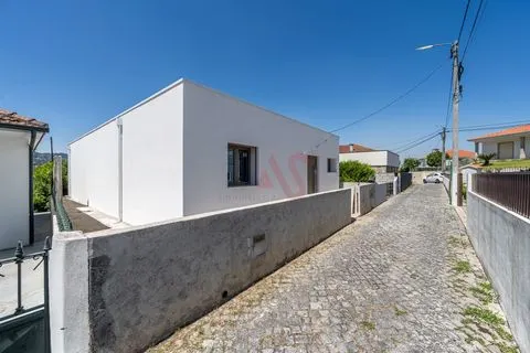 Moradia T2 Térrea com 2 Suites, 1 Master Suite Com Closet,  em Vila Nova do Campo, Santo Tirso