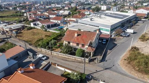Villa de 4 dormitorios con potencial de conversión en 3 fracciones &#124; Freamunde &#124; 454 m² de construcción
