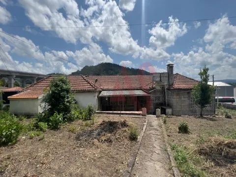 Moradia com possibilidade de construção de 3 habitações T3+1 em Nespereira, Guimarães