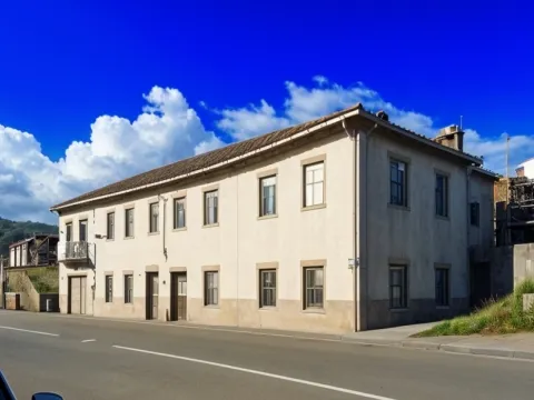 Moradia com possibilidade de construção de 3 habitações T3+1 em Nespereira, Guimarães