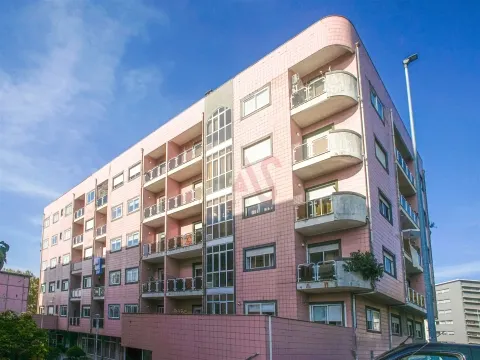 Apartamento T2 com Varanda e Garagem em Fermentões, Guimarães