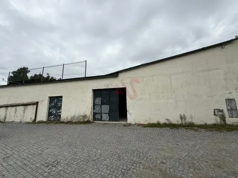Armazém Industrial com 1.304,25 m² para remodelar em Meadela, Viana do Castelo