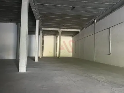 Pavilhão com licença para indústria em S. Martinho do Campo junto à VIM