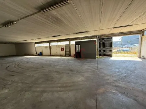4 Armazéns Industriais em Barcelos com licença para comércio e indústria, Pé Direito de 6 a 8 m² 