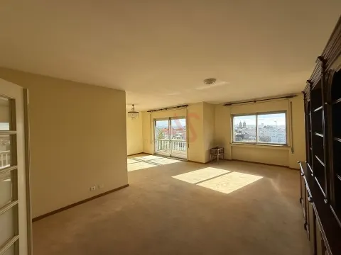 Apartamento T5 para Arrendamento – Rua Damião de Góis, Cedofeita, Porto