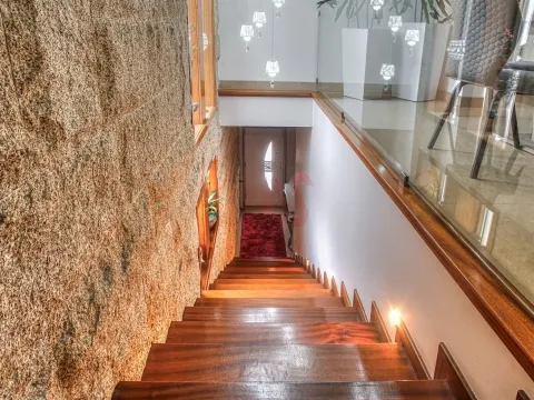 Maison de 4+1 chambres avec espace commercial à Sousa, Felgueiras