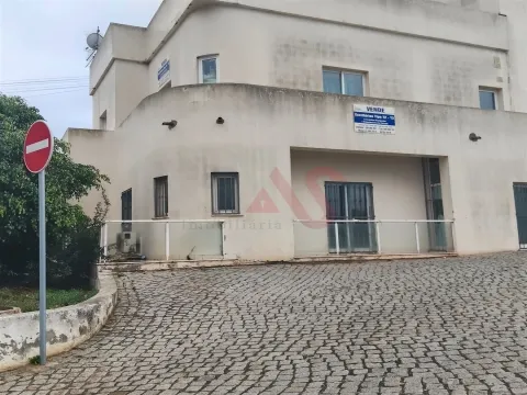 Loja no Rés do Chão com possibilidade de transformação em habitação T2 em Ferreiras – Albufeira