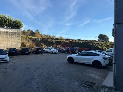 🏡 Einkaufen im Erdgeschoss mit Möglichkeit zur Umwandlung in T2 oder T3 – Sousa, Felgueiras