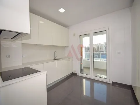 T3 Luxuoso no 9º andar nas Colinas do Cruzeiro, Lisboa com Garagem, Arrumos e cozinha Equipada