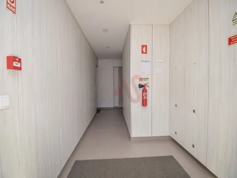 T3 Luxuoso no 9º andar nas Colinas do Cruzeiro, Lisboa com Garagem, Arrumos e cozinha Equipada