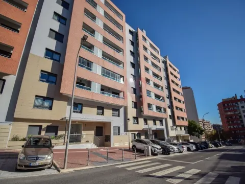 T3 Luxuoso no 9º andar nas Colinas do Cruzeiro, Lisboa com Garagem, Arrumos e cozinha Equipada