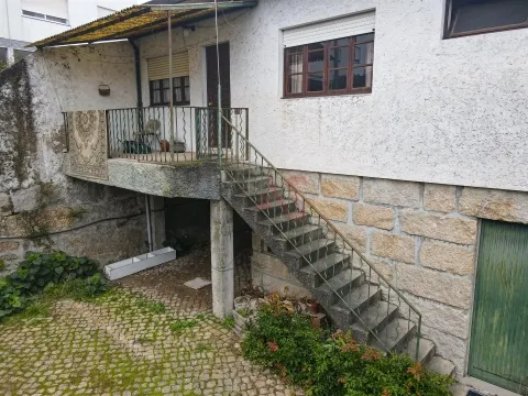 Villa de dos plantas con 1.200 m², junto al Departamento de Bomberos en Marco de Canaveses