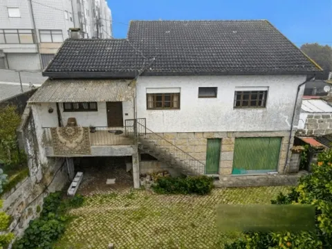 Villa de dos plantas con 1.200 m², junto al Departamento de Bomberos en Marco de Canaveses