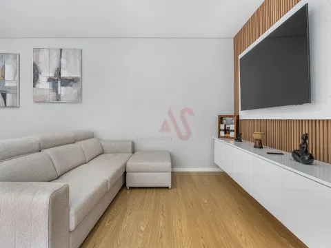 🏡 Villa de 4 + 1 dormitorios con jardín, garaje y excelente ubicación – Sousa, Felgueiras