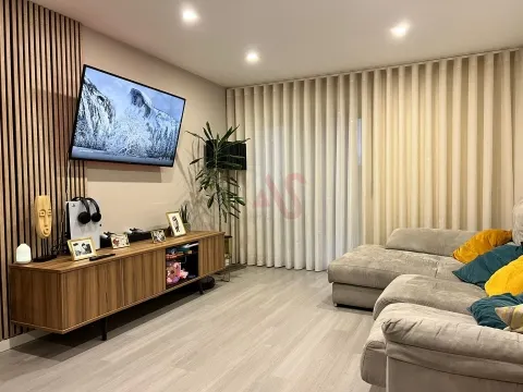 T3 Renovado com Terraço em Águas Santas, Maia