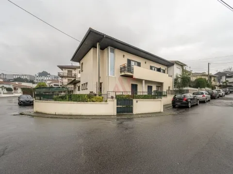 Moradia T3+1 | Sala comum e de jogos | Cozinha equipada | Capoto | Ponte, Guimarães