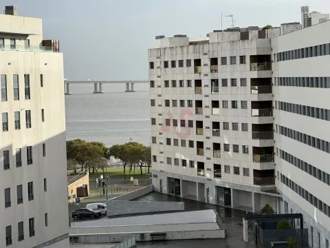 T1 Mobilado e Equipado no Parque das Nações com Vista Rio e Garagem