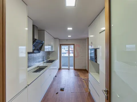 Magnífico apartamento, originalmente T4, convertido em T3, em Maximinos, Braga