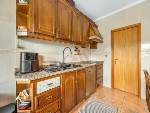 Floor of 3 bedroom villa, located in a quiet area of Fafe, in excellent condition