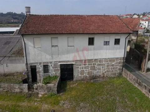 Conjunto de Propriedades com Elevado Potencial | Terreno Total de 4.089 m² |  Paços de Ferreira