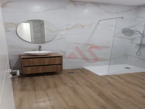 Apartamento T3 Remodelado em Coimbrões | Excelente Localização e Acessos