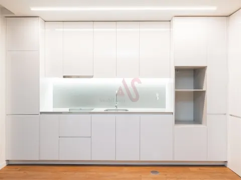 Apartamento T2+1 com varanda, em construção, situado no 3º piso.