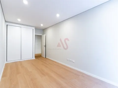 Apartamento T1 com Terraço e Garagem localizado em Leça da Palmeira