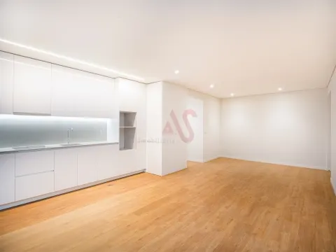 Apartamento de 2+1 dormitorios con balcón, en construcción, situado en la primera planta.