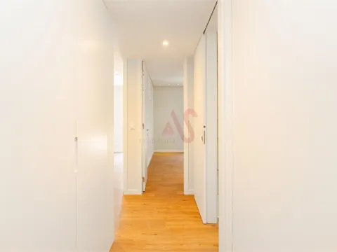 Apartamento de 2+1 dormitorios con balcón, en construcción, situado en la primera planta.