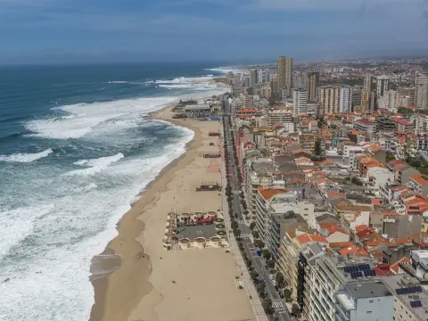 Apartamento T4 na 1ª Linha de Mar – Centro da Póvoa de Varzim com uma Vista Deslumbrante