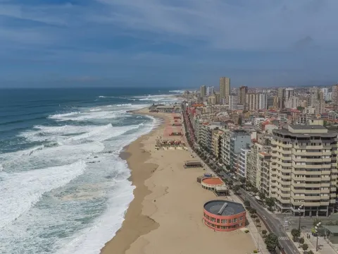 Apartamento T4 na 1ª Linha de Mar – Centro da Póvoa de Varzim com uma Vista Deslumbrante