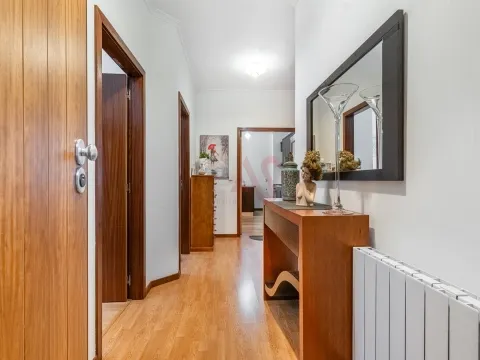 Apartamento T2 | 2.º Andar c/ Elevador | Lugar de Garagem | Centro de Vizela