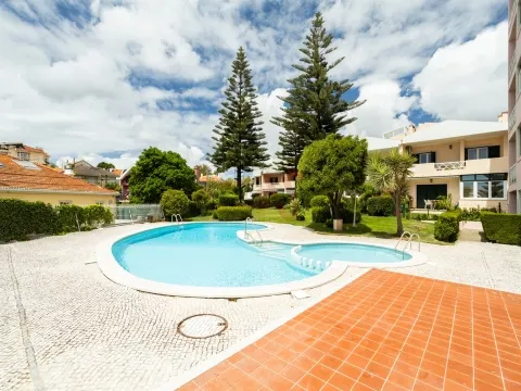 Apartamento T2 de Luxo no Monte Estoril – Condomínio Privado com Piscina | Totalmente Remodelado