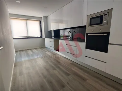 Apartamento T3 | Completamente Renovado | Cozinha equipada | Garagem Fechada | Mesão Frio, Guimarães