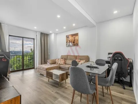 3-Zimmer-Wohnung | Komplett renoviert | Ausgestattete Küche | Garage geschlossen | Mesão Frio, Guimarães