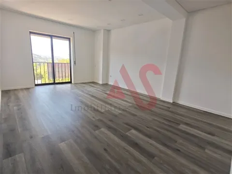 Apartamento T3 | Completamente Renovado | Cozinha equipada | Garagem Fechada | Mesão Frio, Guimarães