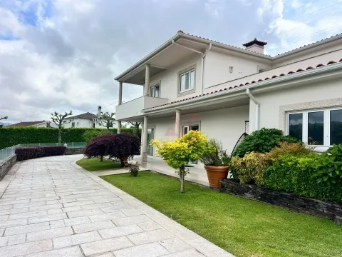 Moradia T3 em Guardizela, Guimarães, com Piscina, Campo de Ténis e 2.700 m² de Terreno