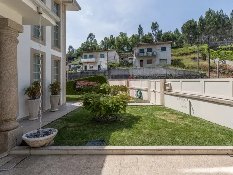 Moradia Geminada T3+1 em Vizela — Excelente estado de conservação e exposição solar e amplas áreas