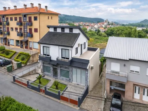Moradia T3 em Sobrosa com Piscina e Espaço Comercial