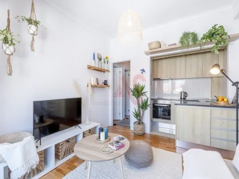 1 Bedroom Furnished with Balcony | Heroísmo, Porto