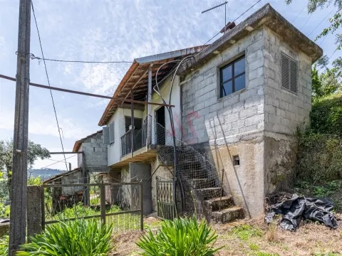 Moradia T2 para Restauro com Terrenos Adjacentes com Cerca de 5.000 m² 