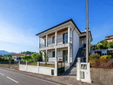 Casa de 3 dormitorios con patio privado en Ponte, Guimarães