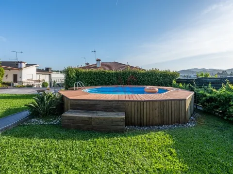 Casa de 3 dormitorios con patio privado en Ponte, Guimarães