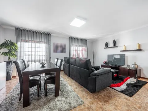 Casa de 3 dormitorios con patio privado en Ponte, Guimarães