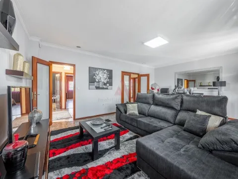 Casa de 3 dormitorios con patio privado en Ponte, Guimarães