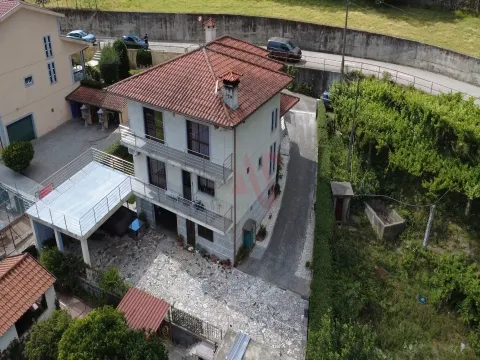 Villa indipendente con 3+1 camera da letto arredata e dotata di terreno e garage | Moreira do Rei, Fafe