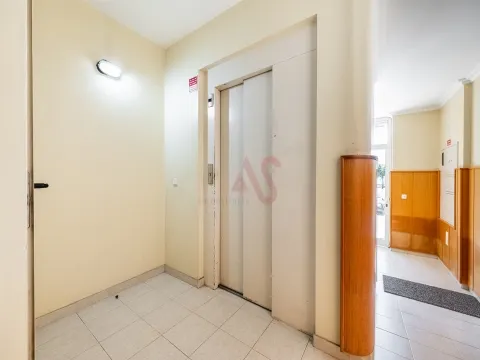 Appartamento con 2 camere da letto e 90,2 mq | Arredati e Attrezzati |Garage | Ascensore | 2 balconi | Lustosa, Lousada