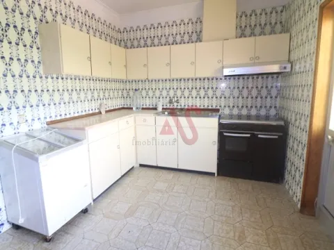 Apartamento T4 Espaçoso com Excelente Luminosidade em Roriz, Santo Tirso