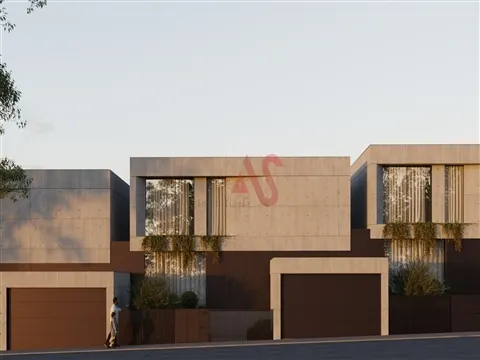 Moradia T3+1 com Jardim Privativo, Escritório, Garagem para 3 Carros e Possibilidade de Piscina