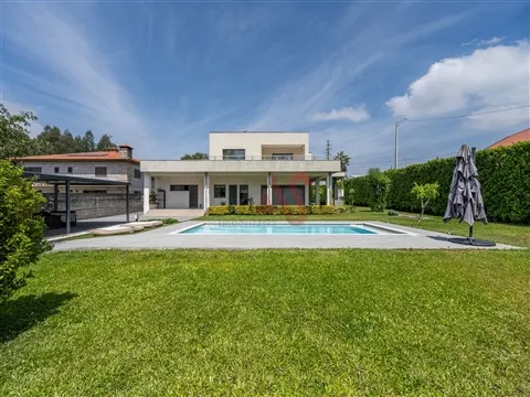 Moradia T4 com Piscina em Monte Córdova, Santo Tirso